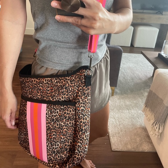 Leopard and hot pink striped accent Neoprene crossbody messenger bag - Picture 8 of 12